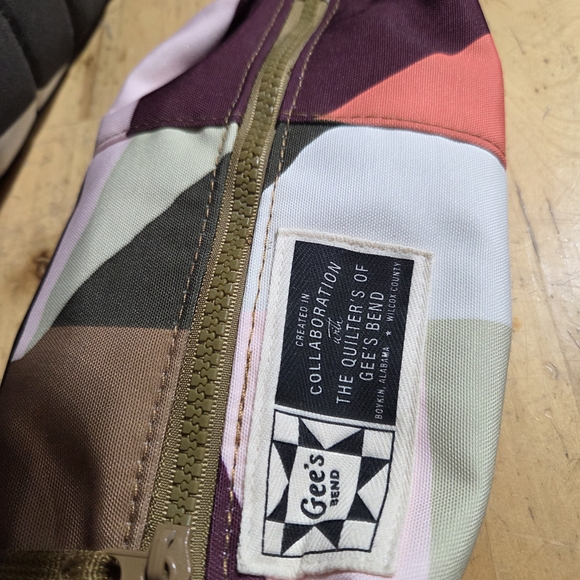 Stylish Green Quilted Women's Bag With Accessory Bag (2 Pc.) - Picture 3 of 7